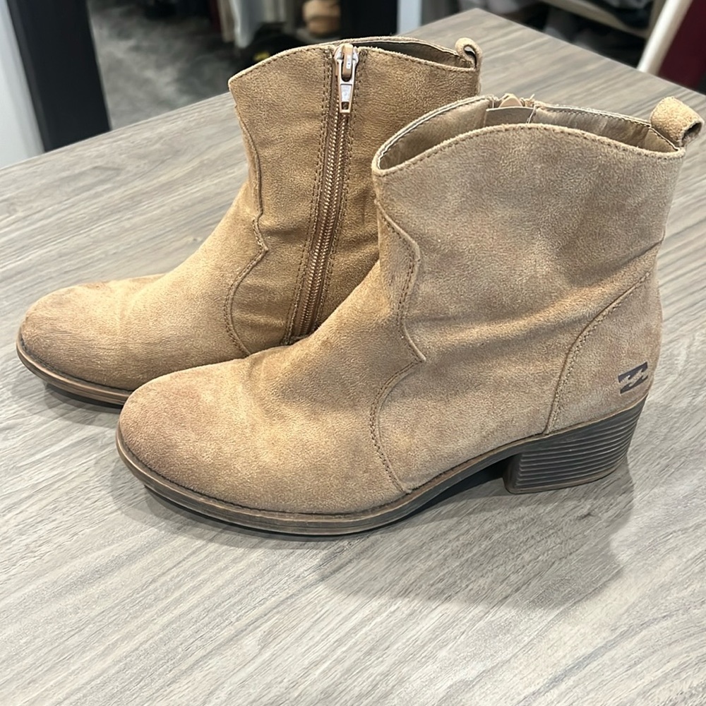 Billabong size US 8 ankle boots